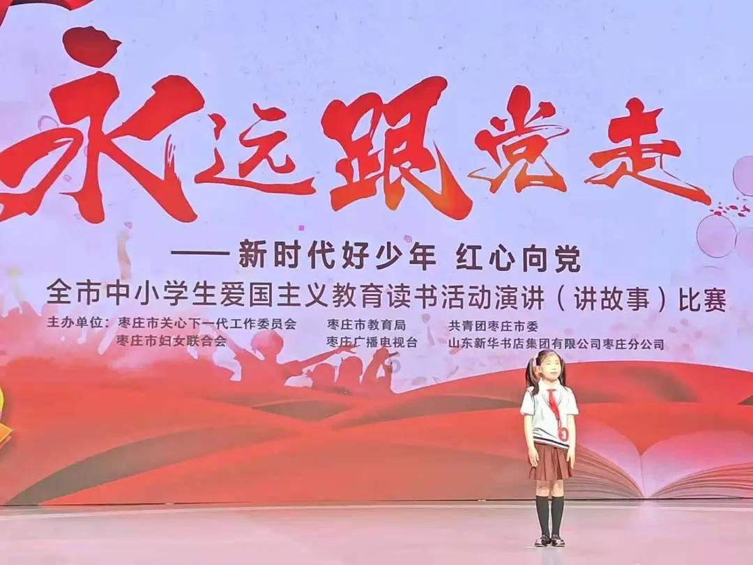 吃早餐的精致女孩